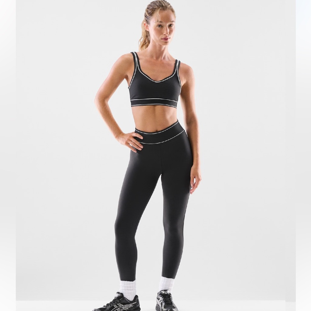 Aritzia Black Sports Bra and Leggings Set